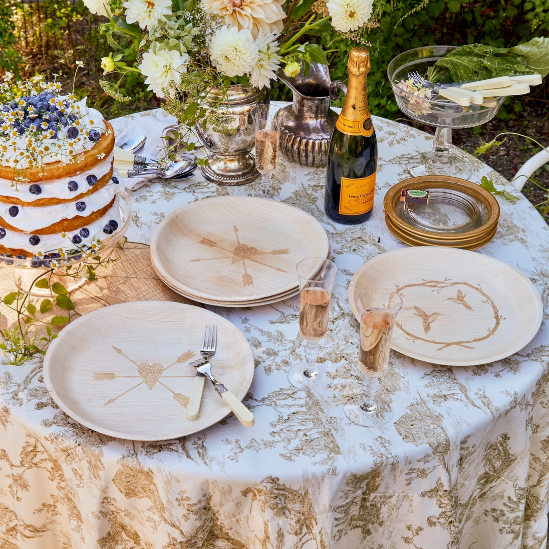 maaterra compostable palm leaf plates on a wedding table.