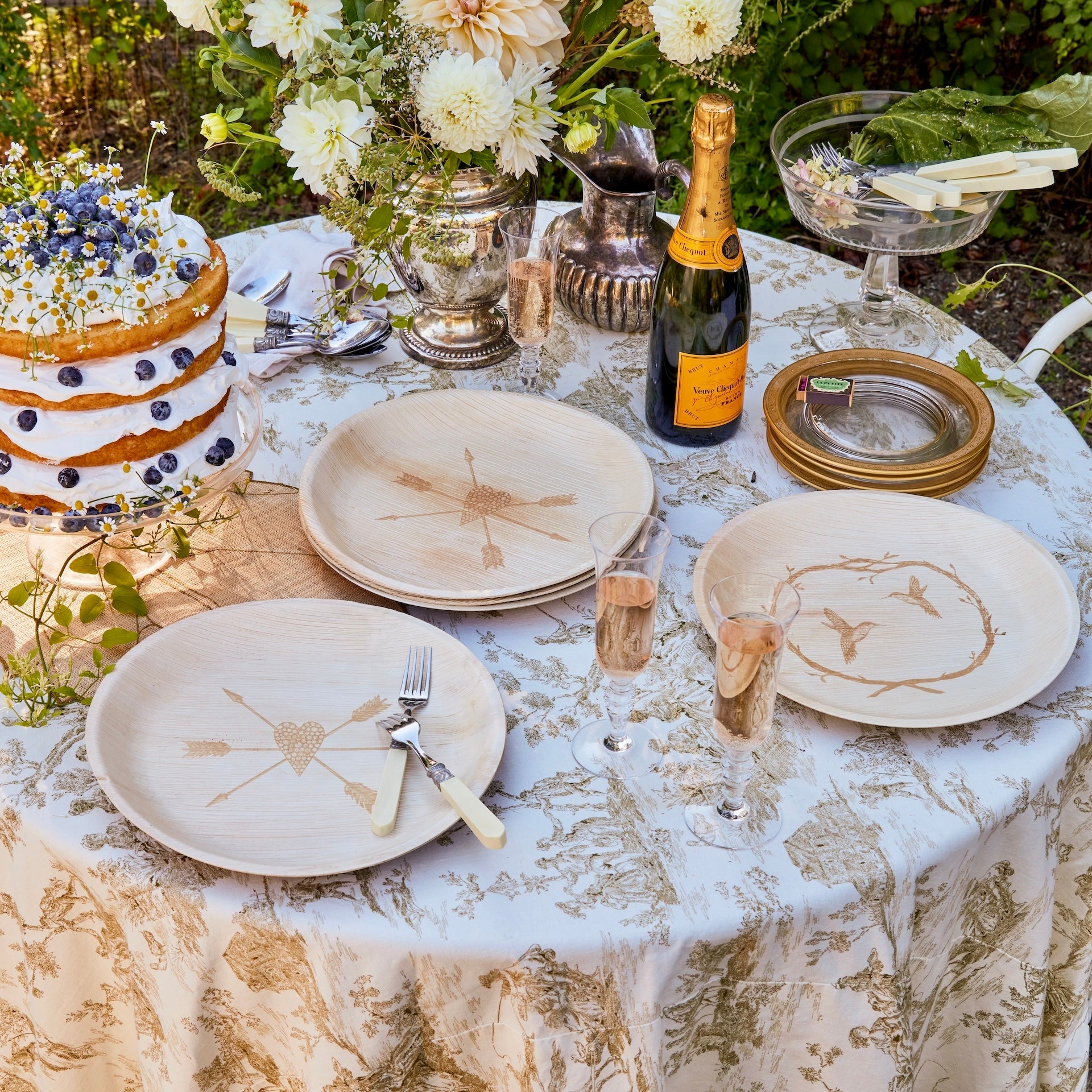 maaterra compostable palm leaf plates on a wedding table.