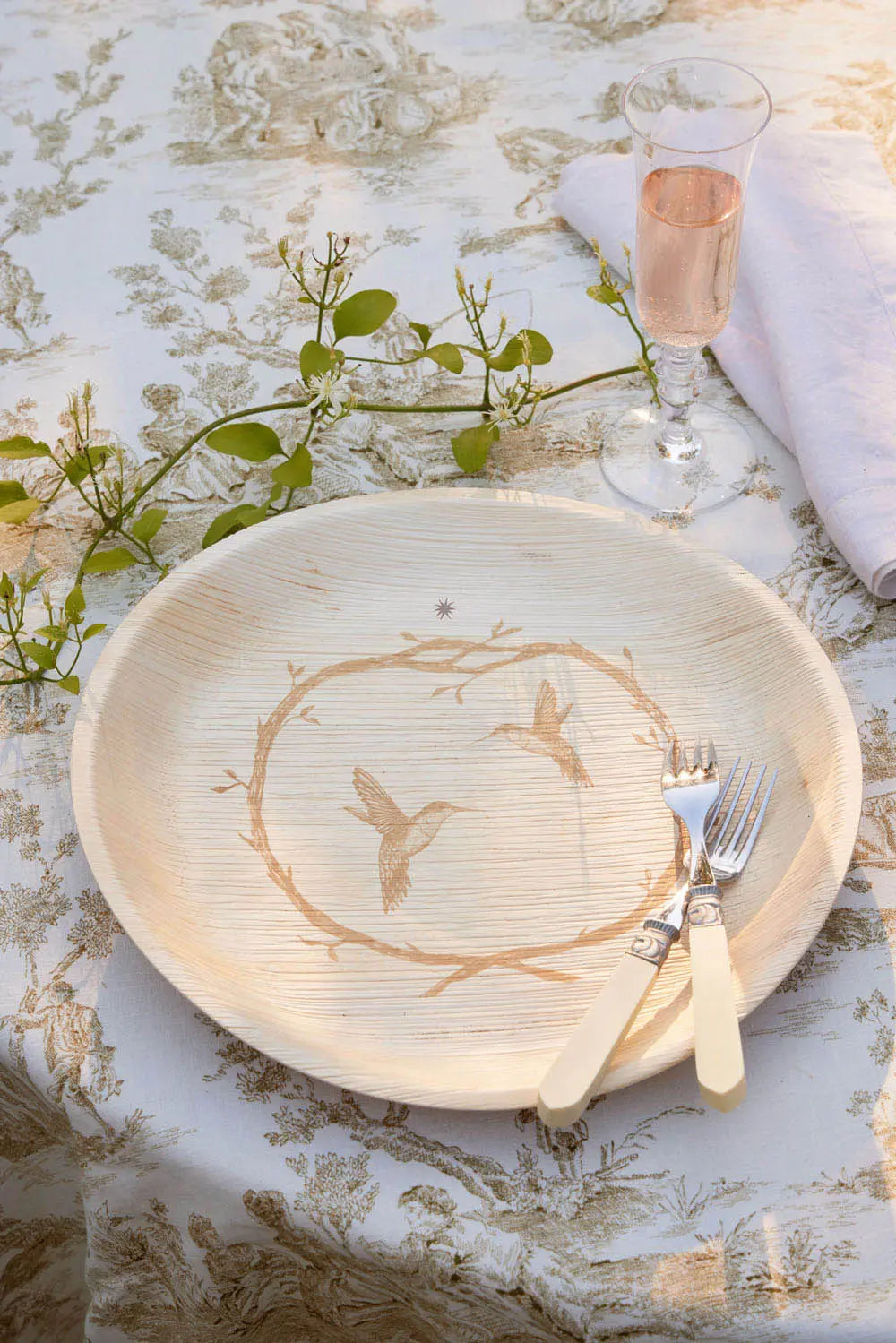 maaterra compostable palm leaf plate with hummingbird wreath design.