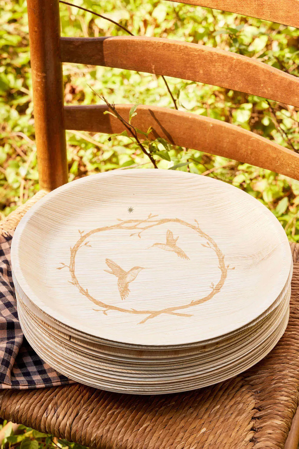 maaterra compostable palm leaf plate with hummingbird wreath design.