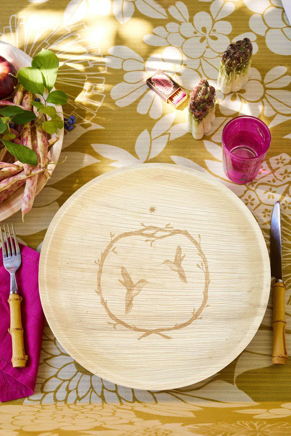 maaterra compostable palm leaf plate with hummingbird wreath design.