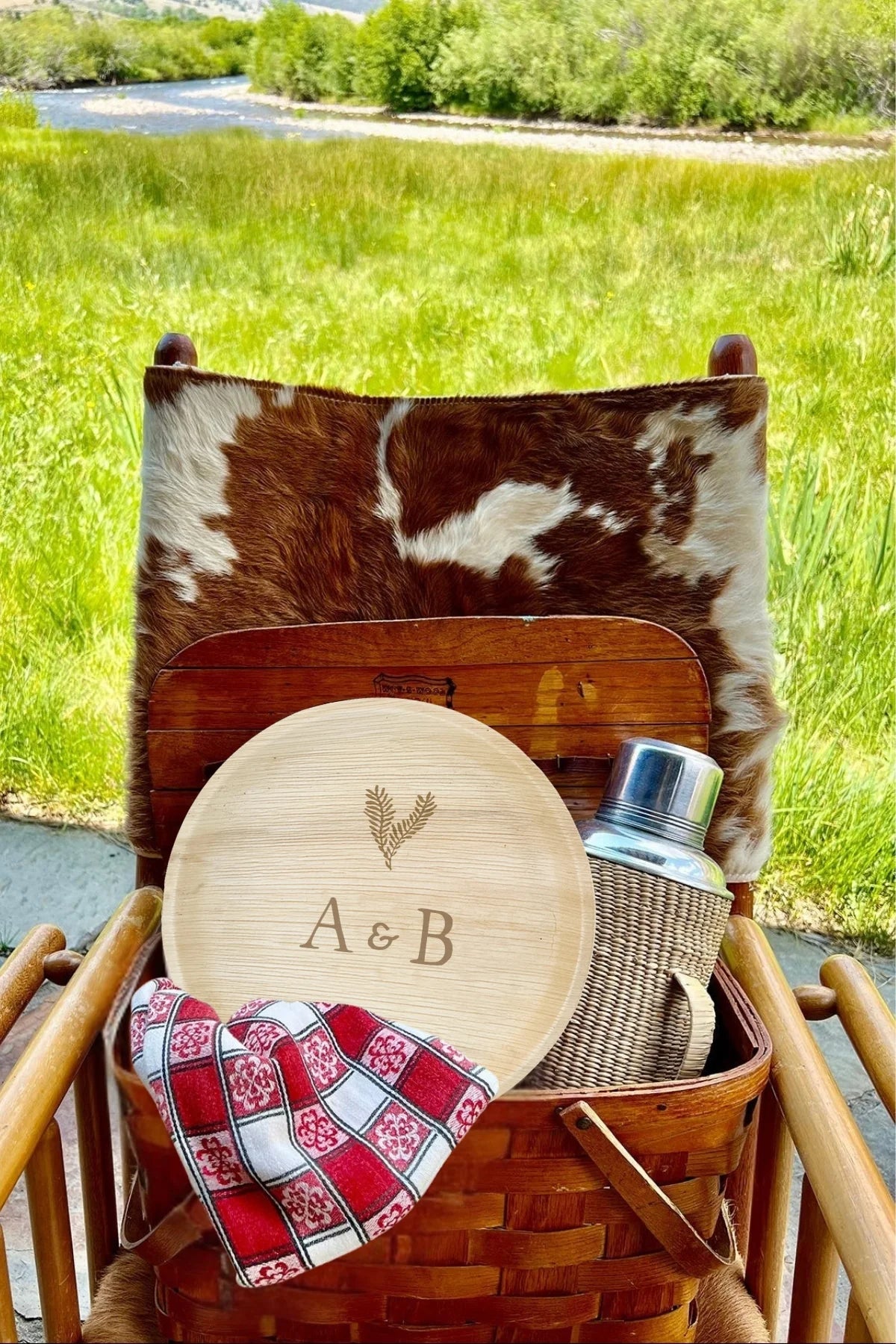 maaterra compostable plate with custom leaf heart design in picnic box. 
