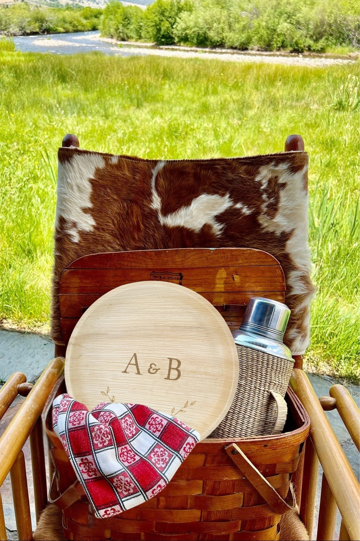maaterra compostable plate with custom crossed branches design in a picnic basket.