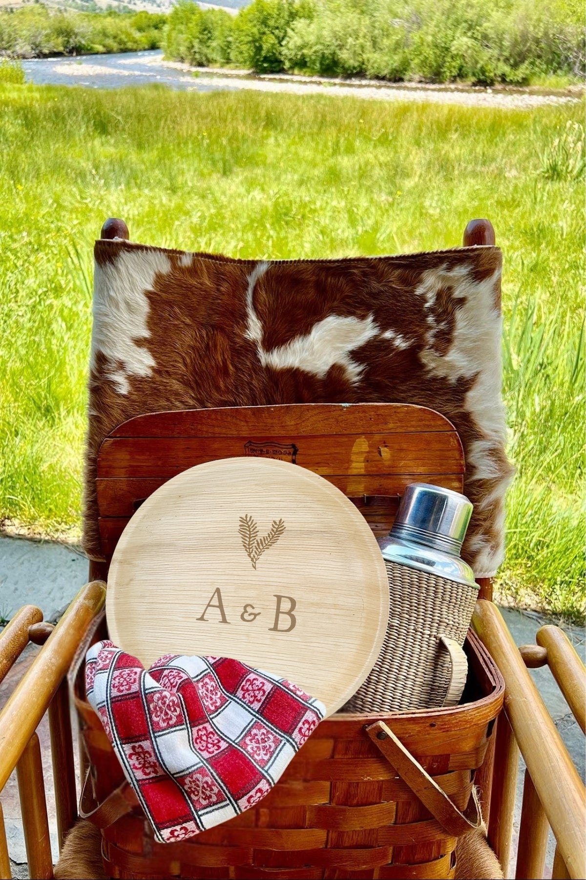 maaterra compostable plate with custom leaf heart design in a picnic basket.