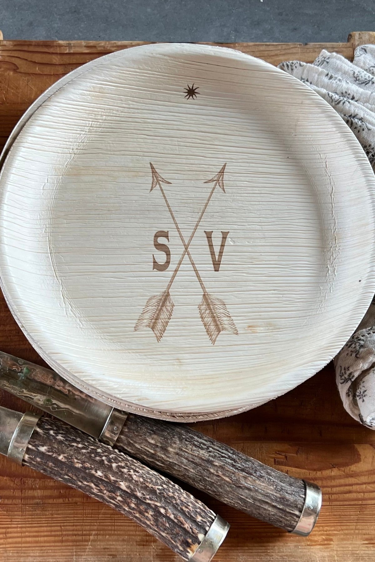 maaterra compostable plates with custom single arrow design. 