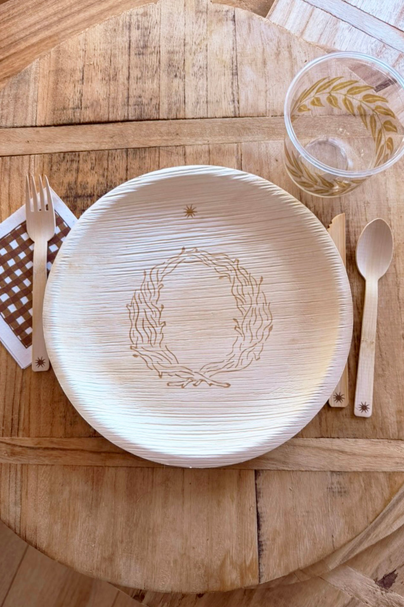 maaterra compostable plate with rustic wreath design. 